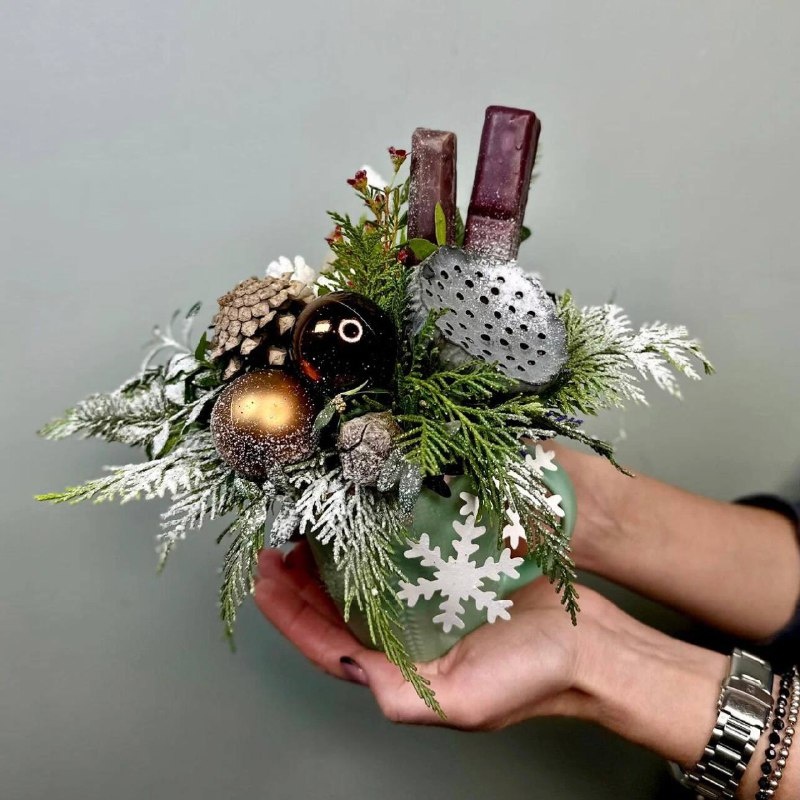 Образец чашкти с зимнеми украшениями, которые дети сами делают на МК.