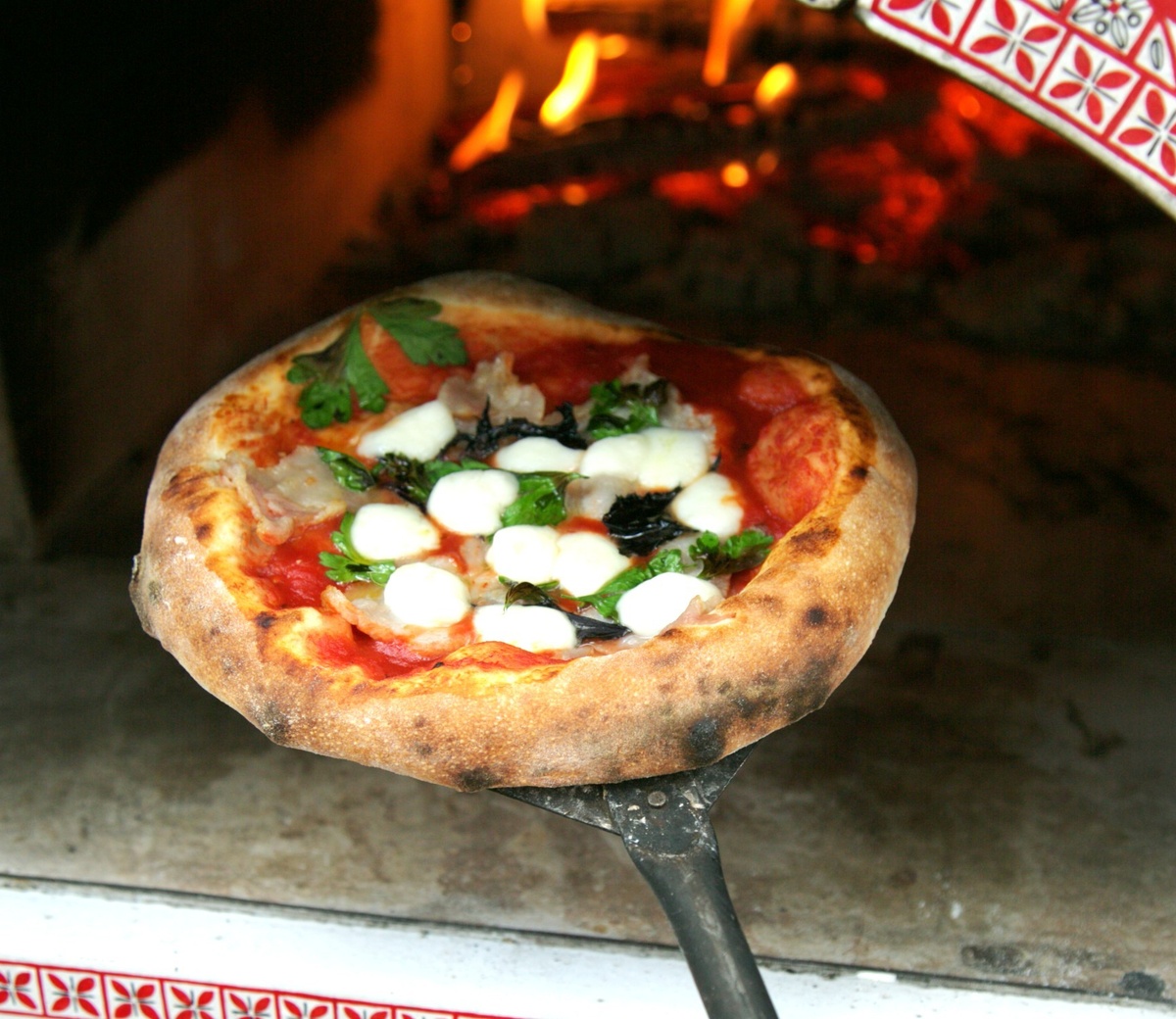 обычная пицца в русской печи Жарушка