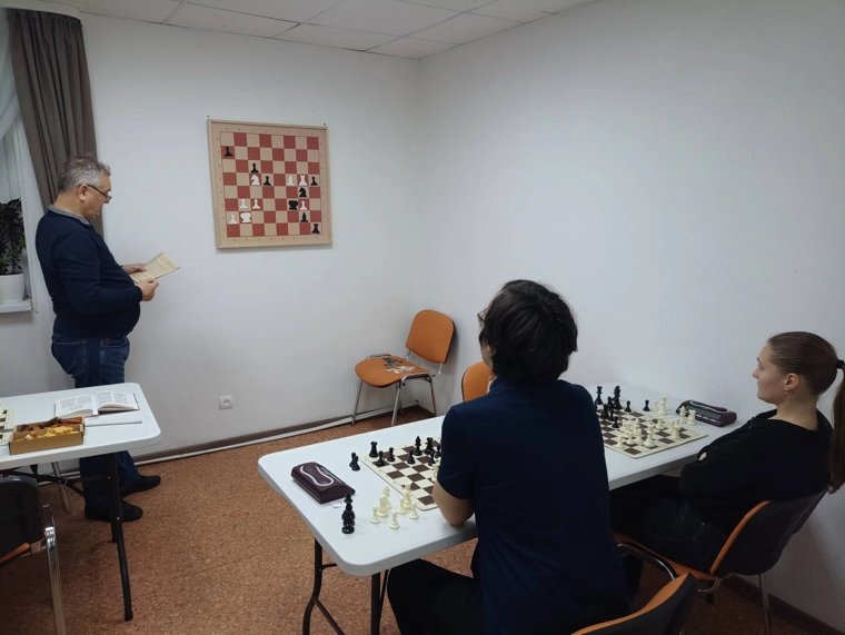    Анатолий Конев вместе с коллегами проводит разбирает шахматную комбинацию