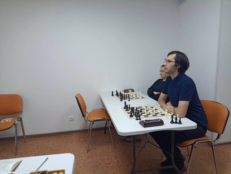    Руслан Некрасов руководит в ПГНИУ шахматным клубом «Универ» и проводит занятия в «Квантре»