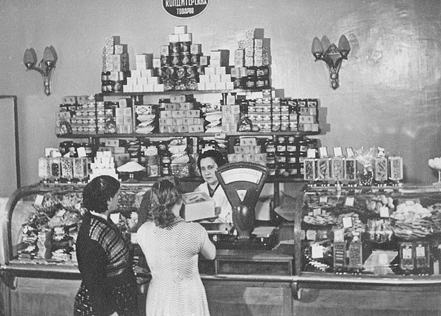 Кондитерский отдел в советском гастрономе. Фото из открытого доступа