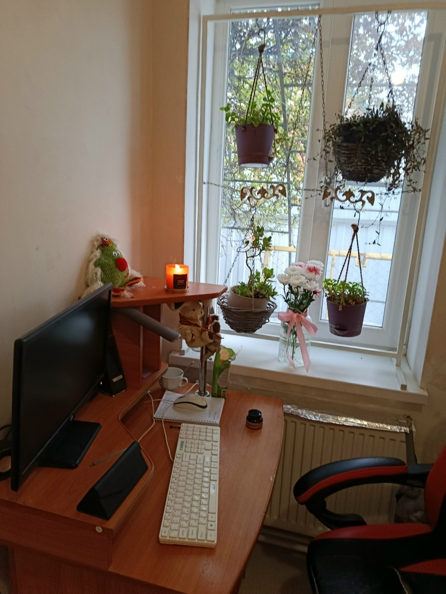 Моё рабочее место, ремонт мы так и не закончили, но потихоньку движемся к завершению.