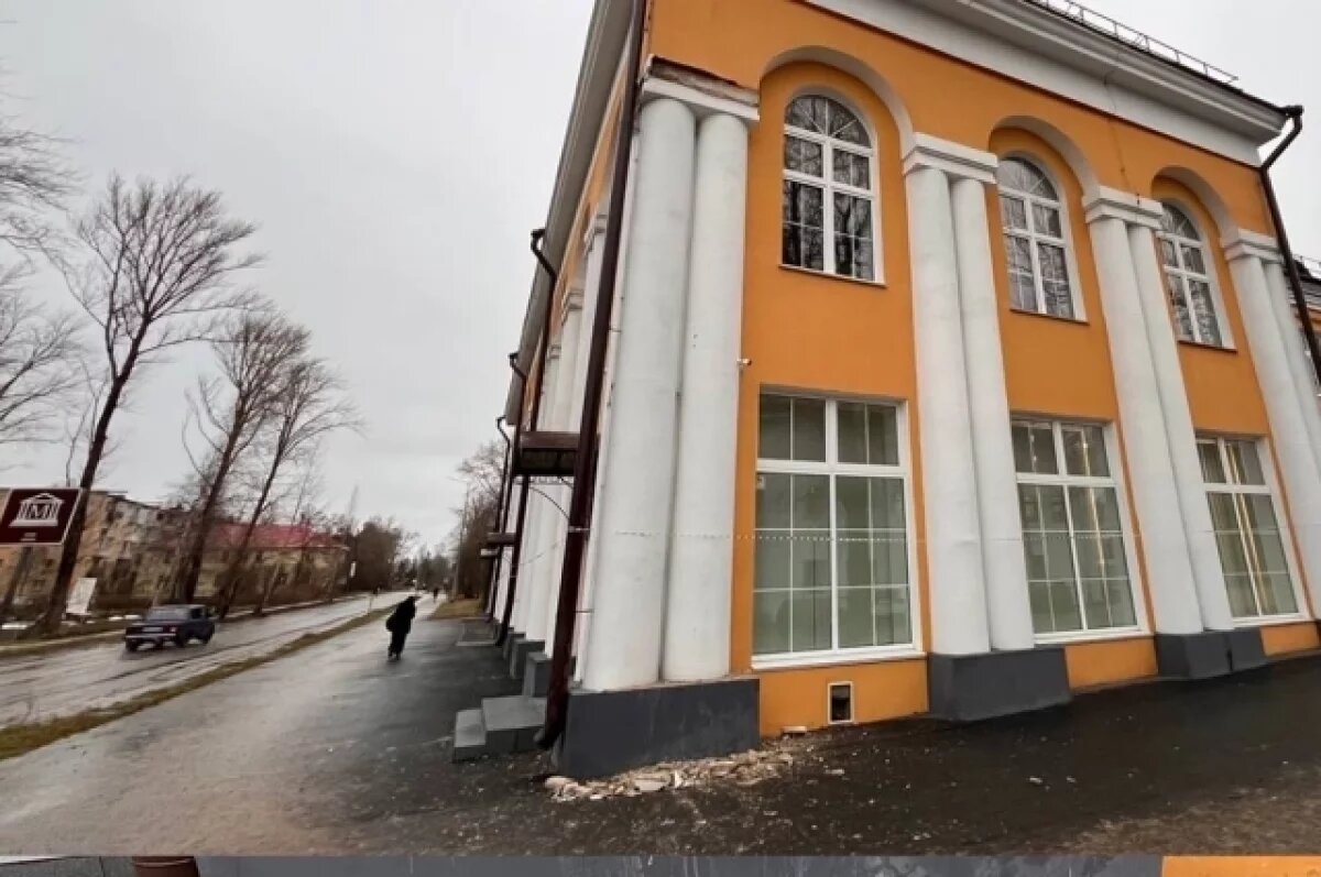    В субботу часть колонны обрушилась, едва не задев проходившего мимо пешехода.