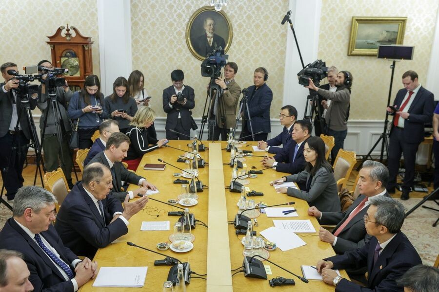    Министр иностранных дел России Сергей Лавров и министр иностранных дел КНР Ван И во время встречи / Источник: © Михаил Синицын/ТАСС