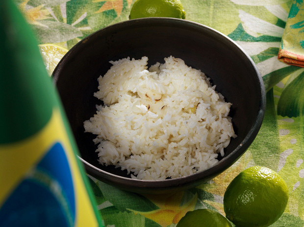 Выглядит как обычный рис, но аромат и вкус делает его практически самостоятельным блюдом