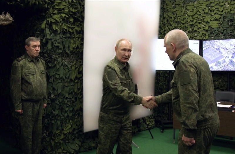 Фото: Сергей Рудской / РИА Новости / 30 ноября 2025. Президент РФ Владимир Путин во время посещения одного из пунктов управления Объединённой группировки войск. Стоп-кадр с видео. Освобождены города Красноармейск ДНР и Волчанск Харьковской области. Слева - начальник генерального штаба ВС РФ Валерий Герасимов, справа - начальник Главного оперативного управления Генерального штаба ВС РФ - первый заместитель начальника Генерального штаба ВС РФ.