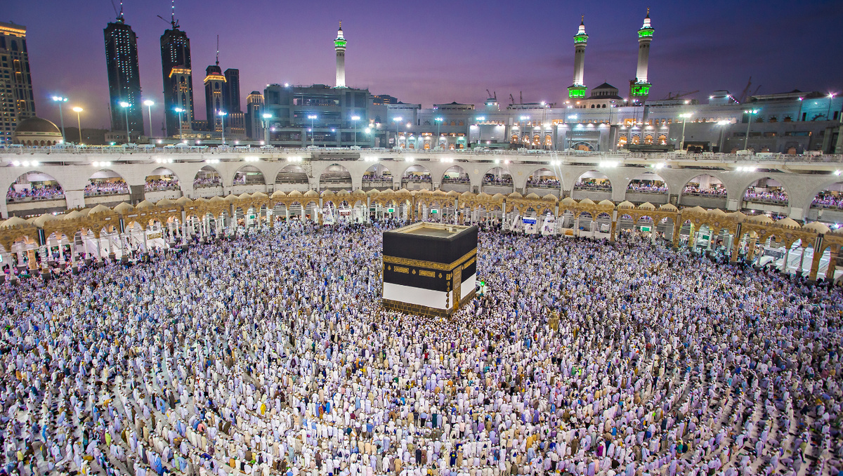     Фото: Sony Herdiana/Shutterstock/FOTODOM Мекка. Пять обязательных молитв (намазов) — это не просто религиозный обряд, а социальный метроном