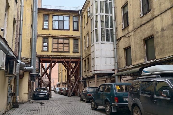 Происшествие случилось у подъезда дома. Фото: Алексей Булатов