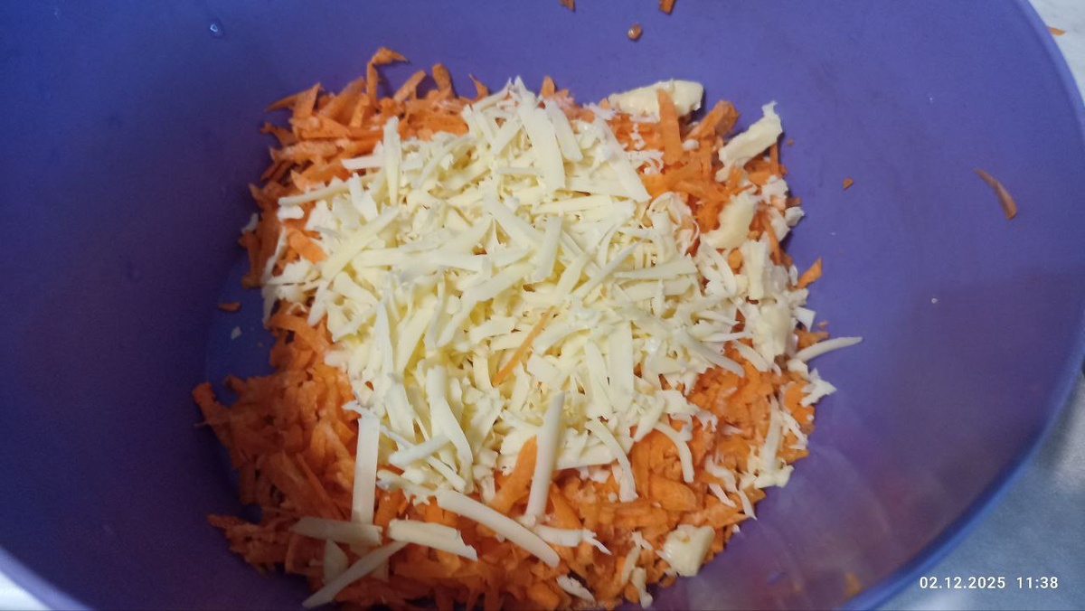 сыр и морковь на терке