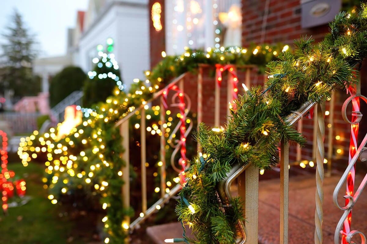Хвойные и световые гирлянды выглядят волшебно и празднично. Источник: Maria Sbytova / Shutterstock / FOTODOM📷
