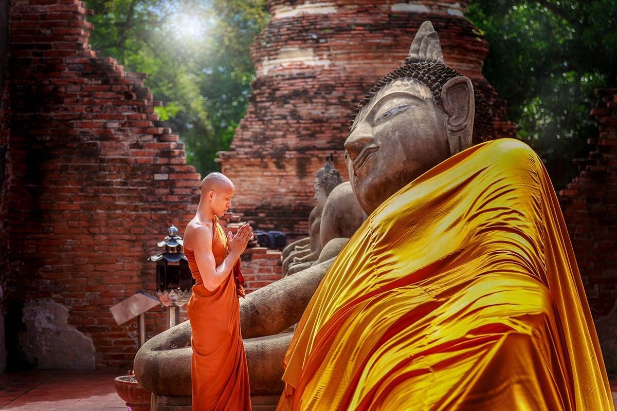 Буддистский монах в древнем храме в Аюттхае. Источник: 999 Studio / Shutterstock / FOTODOM📷
