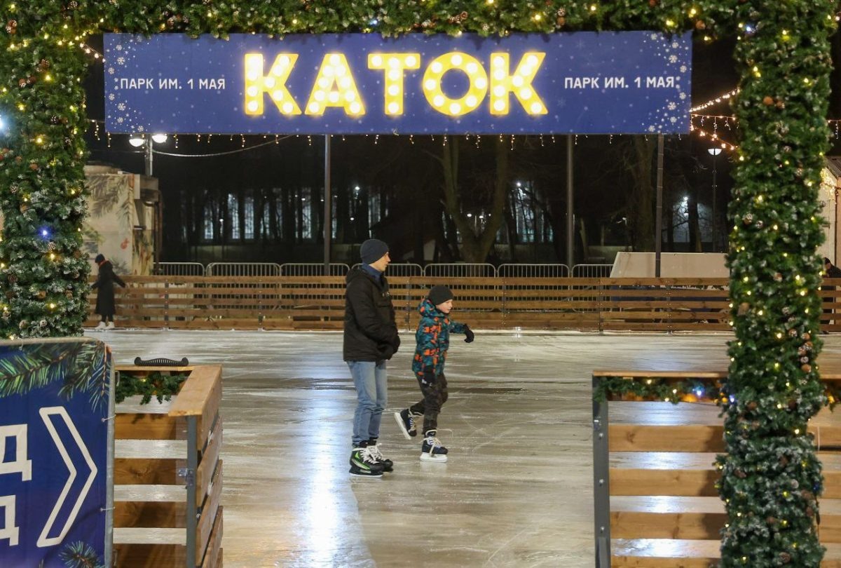    На катке есть теплая раздевалка, камеры хранения, фотозоны и фудкорт