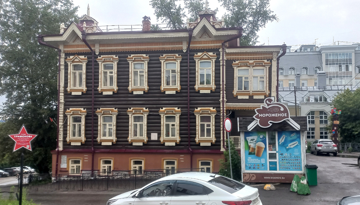 Дом был построен на средства ее мужа, который опочил в 1901 году. По завещанию усадьбу он оставил своей второй жене с условием, что та выплатит денежную компенсацию 4-м его детям от первого брака. Вдова выплачивала положенную сумму 13 лет, собственно, все свои доходы направив на это благое дело. 