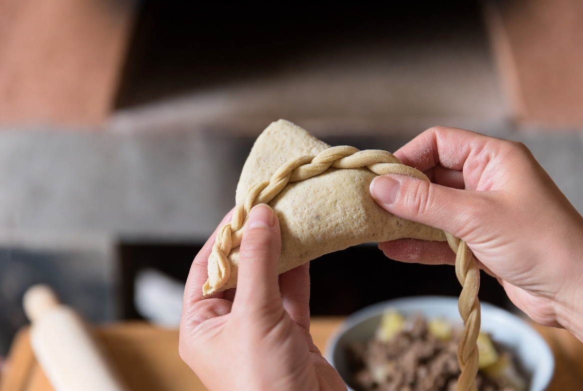  🧊 «Косичка держит пар внутри — но выпускает избыток через отверстие. Без неё — лопнувшее тесто и ‘мясной блин’ на противне»