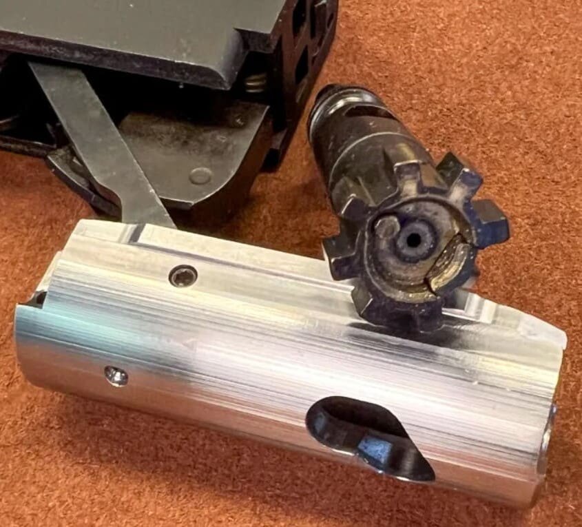 Затвор и боевая личинка.