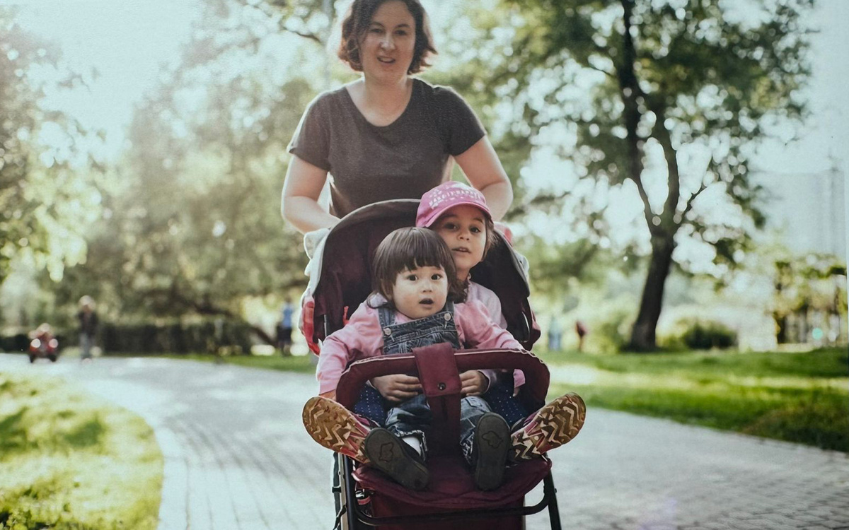 Такими маленькими были дочки Натальи и Эдуарда, когда супруги приняли их в семью. 