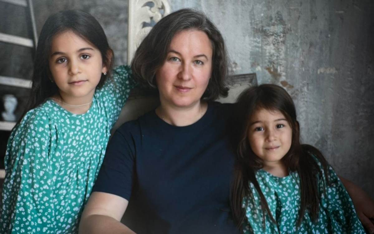 Наталья с дочерьми. Девочки подросли. 