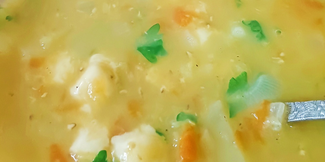 Суп из красной чечевицы с кусочками сыра.