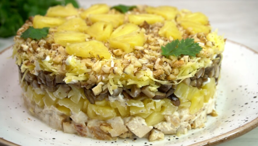 Любимый Новогодний салат с ананасами. Рецепт, который объединяет за столом: нравится и взрослым, и детям...