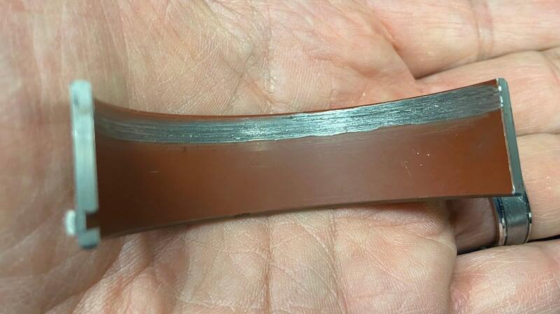 Когда металлические частицы попадают в моторное масло, они изнашивают канавки в шатунных подшипниках. Здесь специальное покрытие на краю подшипника было стёрто металлической стружкой, попавшей между коленчатым валом и шатуном.