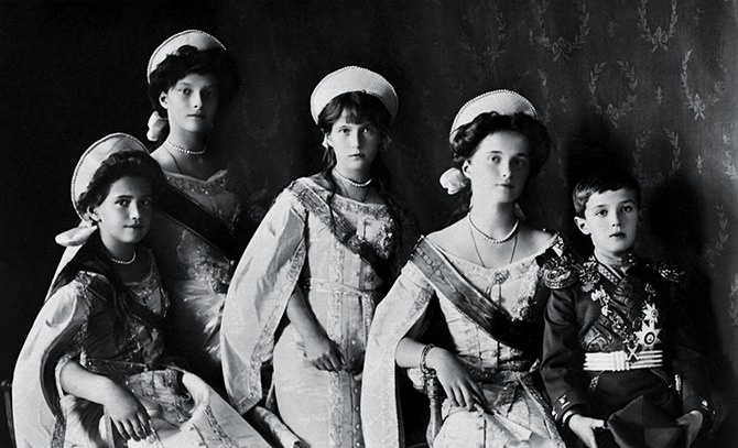 Дети Николая II. Слева направо: княжны Татьяна, Мария, Анастасия, Ольга, цесаревич Алексей. Около 1914 года