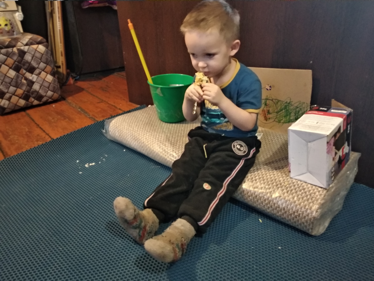 Василий сидит на новых коврах как на чемоданах и поглощает пищу)))