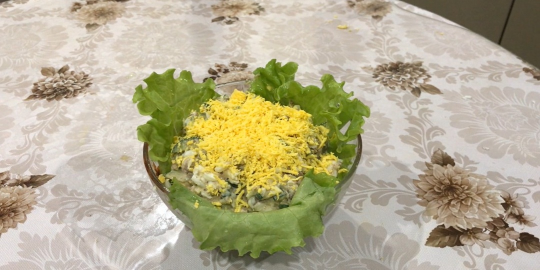 Очень простой и вкусный рыбный салат.