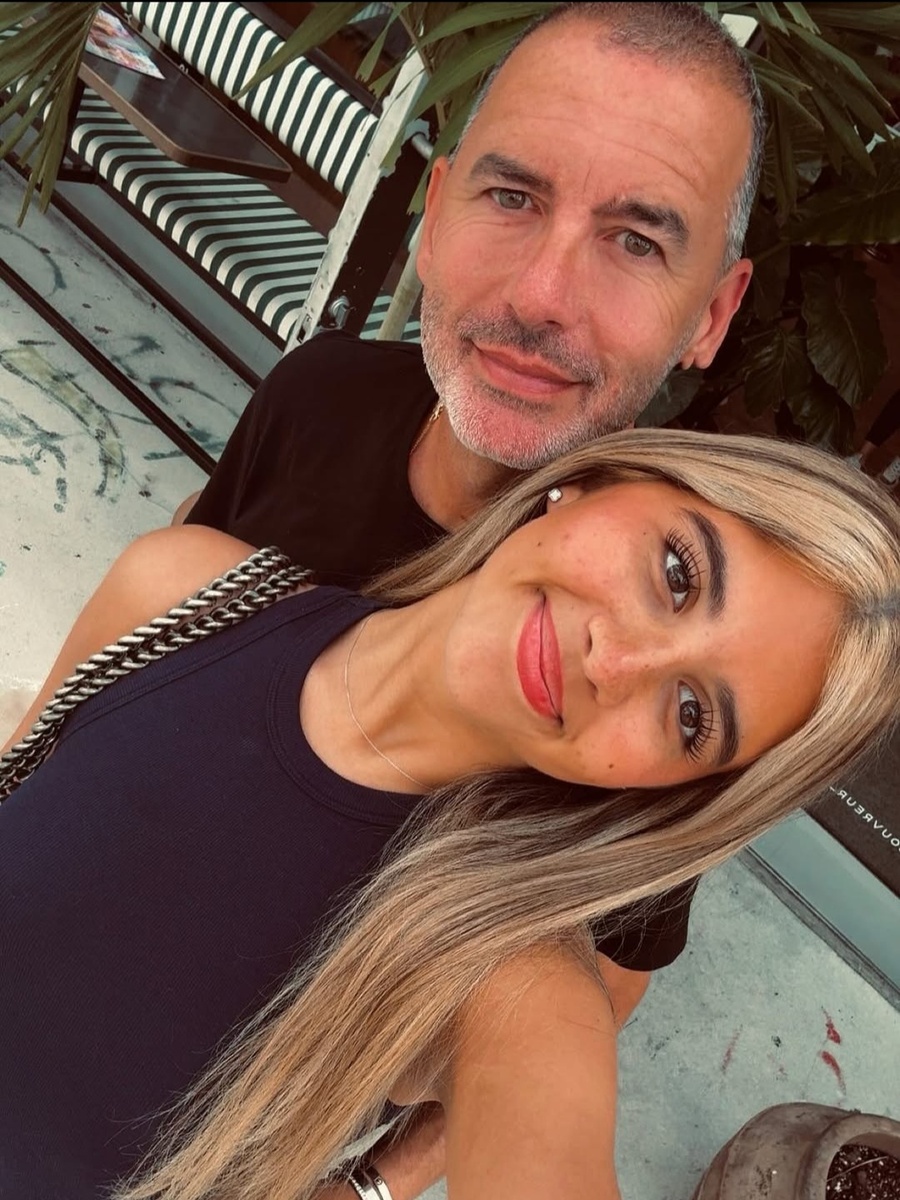 Фото с дочерью.