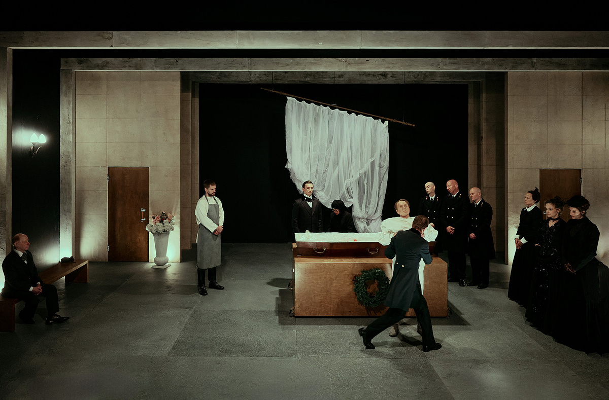    Сцена из спектакля «Обыкновенная смерть»