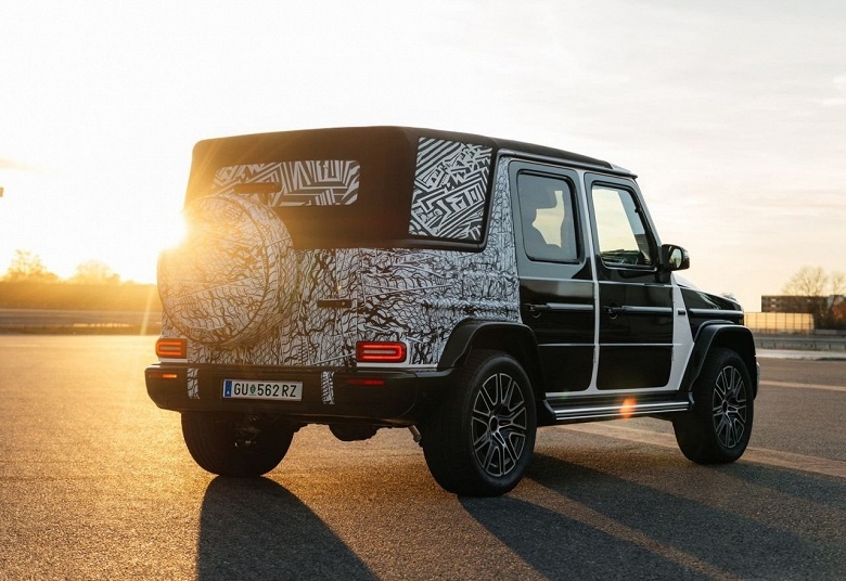    Кабриолет Brabus G-Class с открытой мягкой крышей и карбоновой дугой безопасности