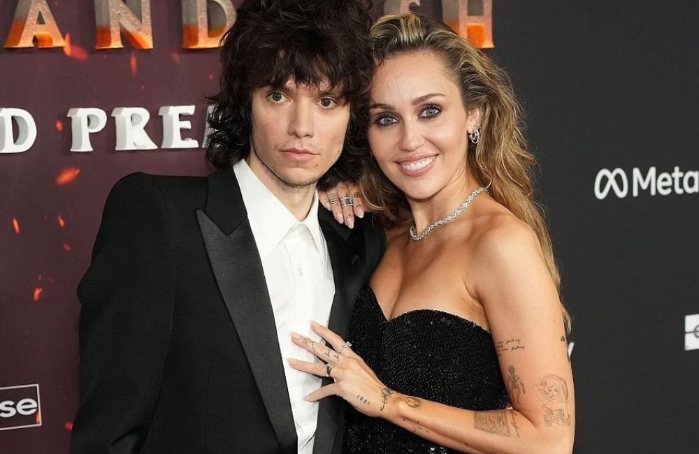     Макс Морандо и Майли Сайрус на премьере фильма «Аватар: Огонь и пепел» / Фото: аккаунт PopCrave