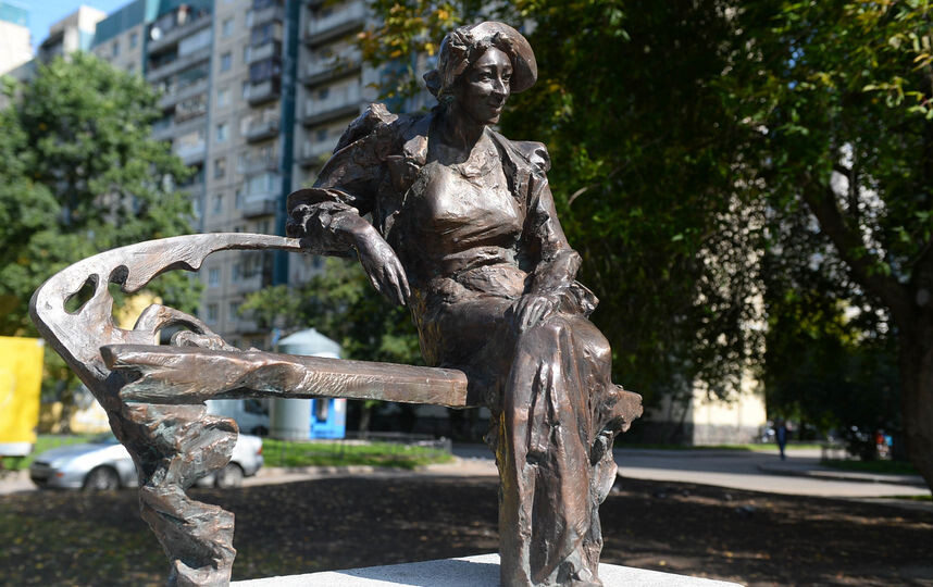 Санкт - Петербург .