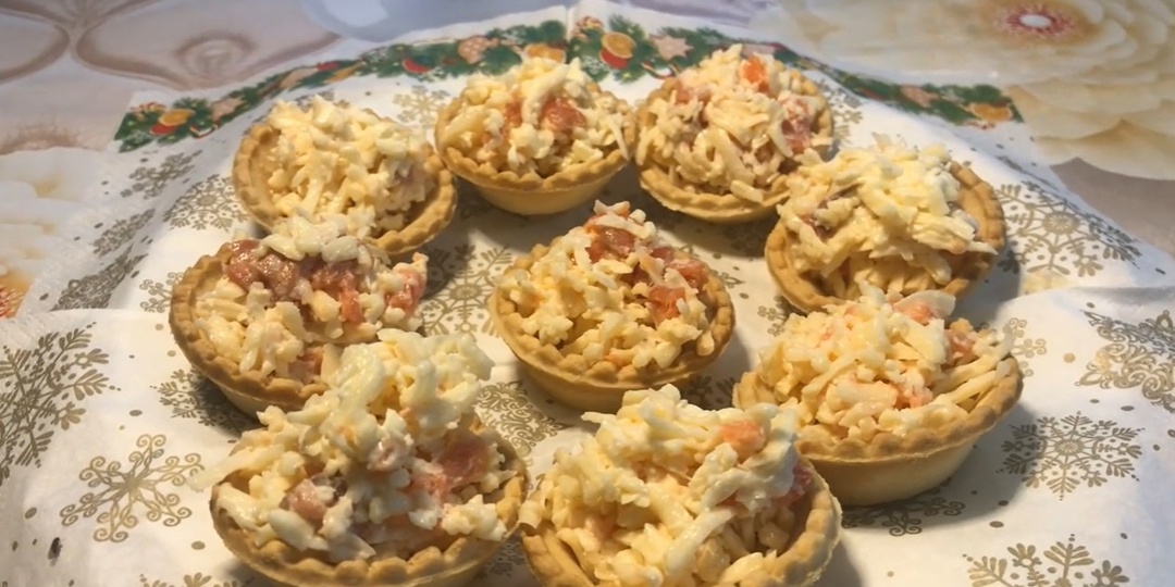 ТТарталетки с начинкой из красной рыбы и твёрдого сыра.