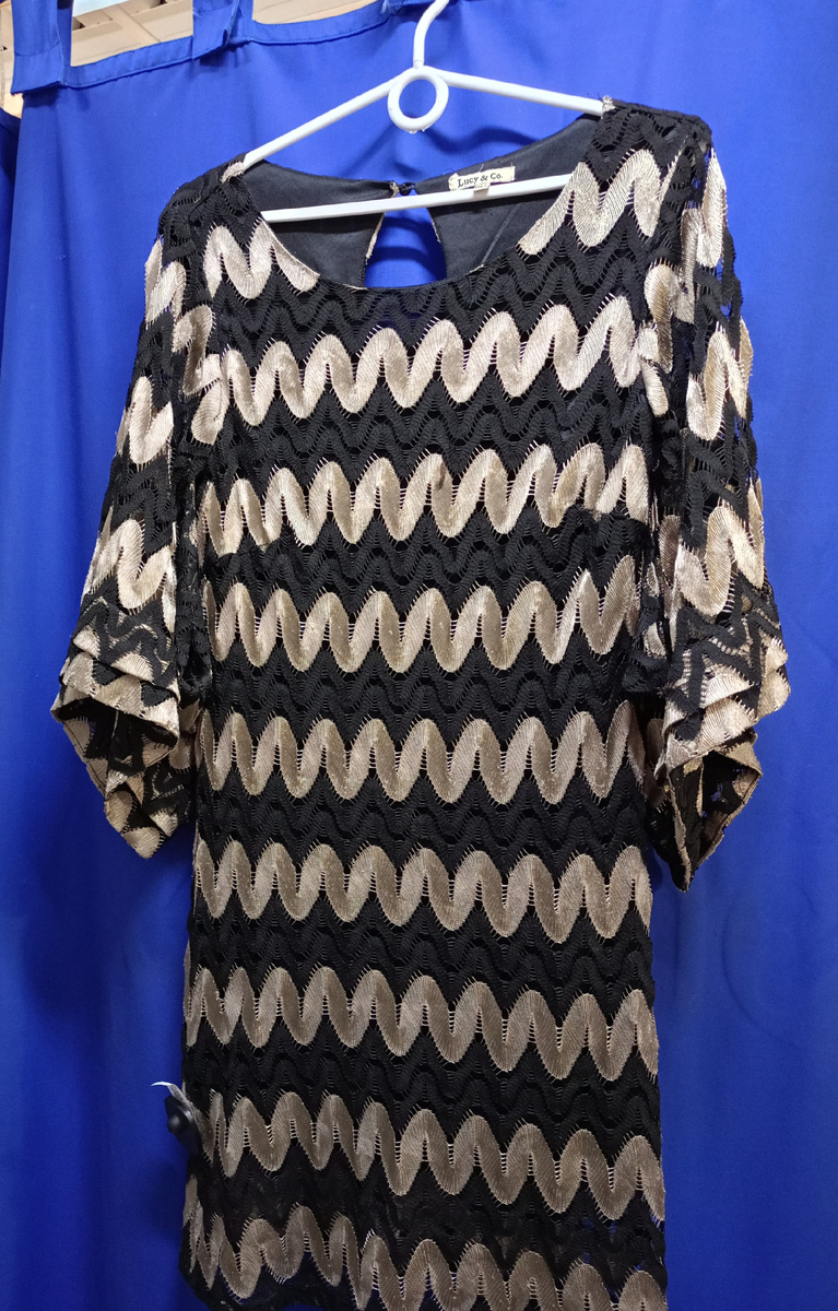 Платье от Lucy&Co. Состав срезан, но по ощущениям шёлк. Забавный факт: Lucy & Co — британский бренд, основанный в 2004 году, известный своей одеждой для собак. Нет ну а что, братьям нашим меньшим тоже хочется выглядеть стильно🤭