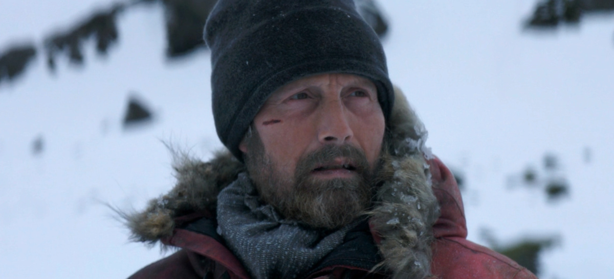 Кадр из кинофильма "Затерянные во льдах", 2018 г., режиссер Джо Пенна, сценаристы 
Джо Пенна, Райан Моррисон, композитор Джозеф Трапанезе (скриншот) 