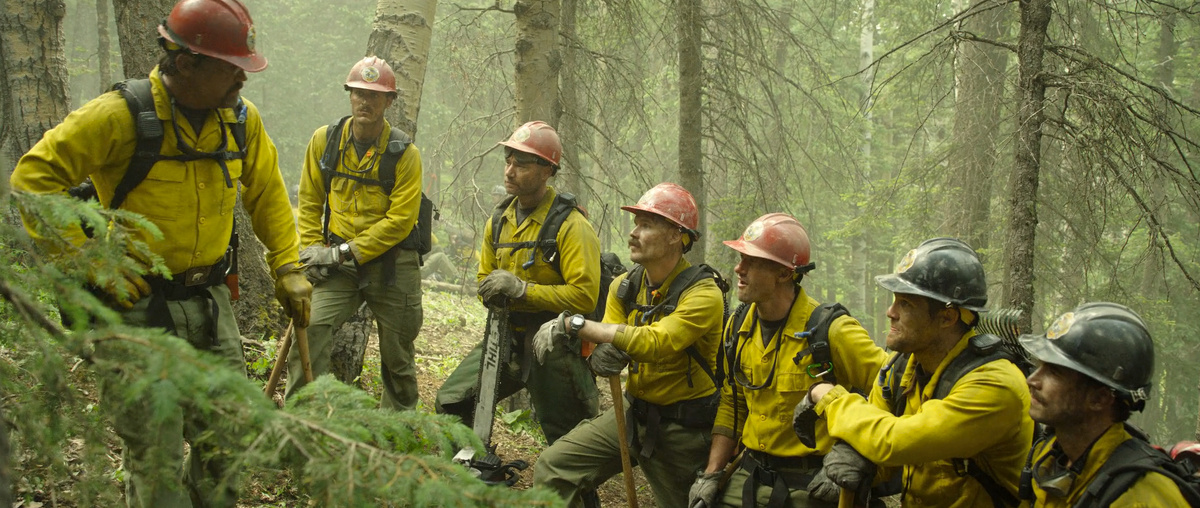 Кадр из кинофильма "Дело храбрых", 2017 г., режиссер Джозеф Косински, сценаристы Кен Нолан, Эрик Уоррен Сингер, композитор Джозеф Трапанес (скриншот) 