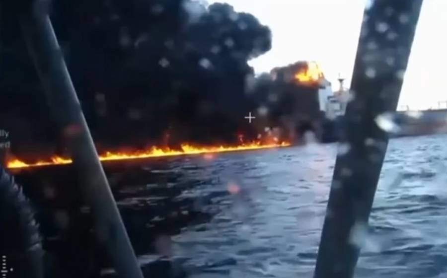 Кадр горящего российского танкера «Кайрос» (скриншот: youtube.com/ Kanal13)
