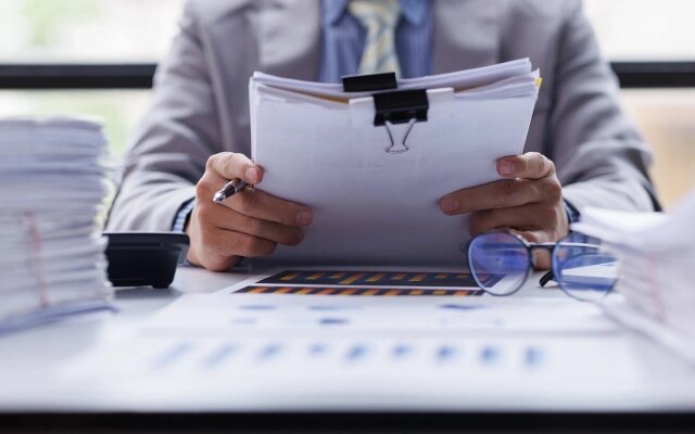 После рейса путевые листы передают в бухгалтерию для учета и хранения. По закону их нужно хранить пять лет, если за это время была проверка компании (Фото: David Gyung / Shutterstock / FOTODOM)