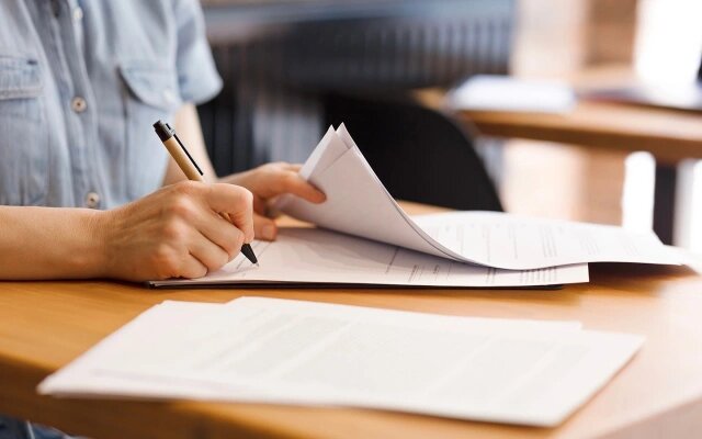 Заполнение путевого листа обычно лежит на диспетчере или логисте предприятия — он вносит данные маршрута, задание на рейс, время выезда/возвращения и нормы расхода топлива (Фото: Aleks2410 / Shutterstock / FOTODOM)