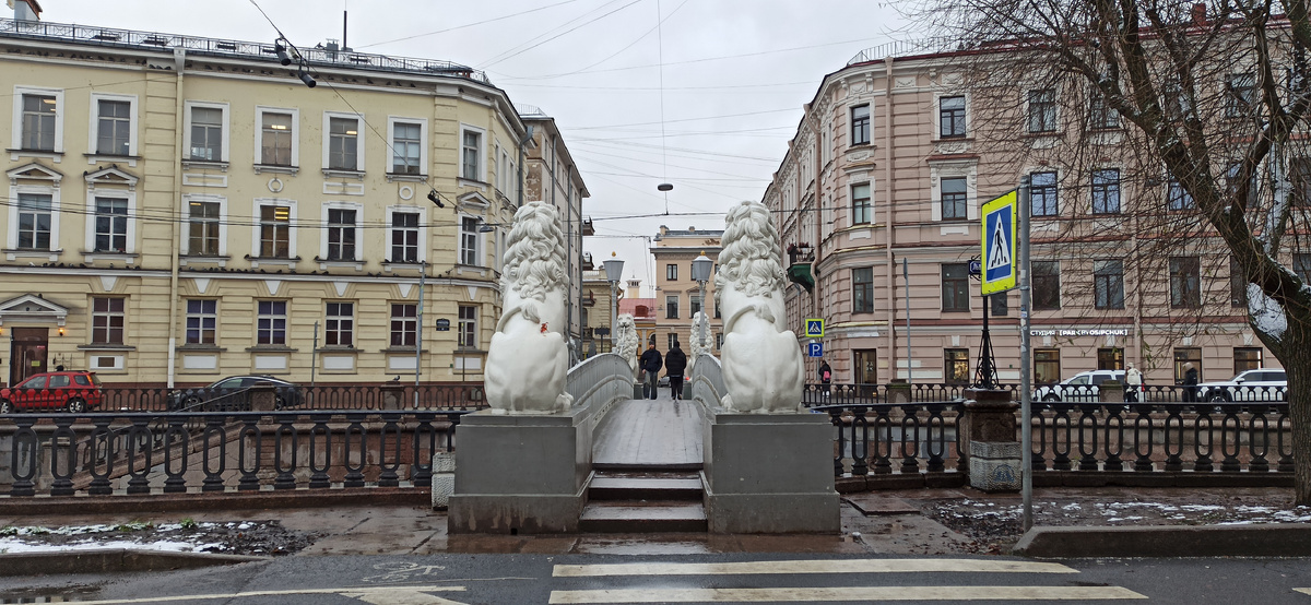 Львиный мост. Впереди улица Декабристов и вход во дворец Юсуповых