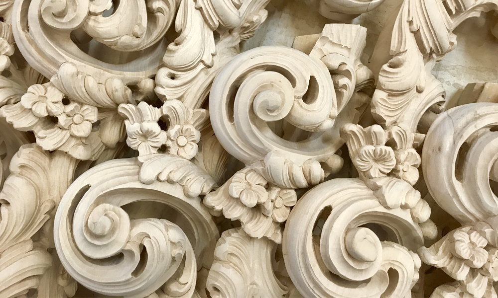 Ручная деревянная резьба Riva Mobili D’Arte — сложные цветочные и акантовые мотивы, вырезанные мастерами вручную. Настоящее ремесленное искусство итальянской мебели класса люкс.