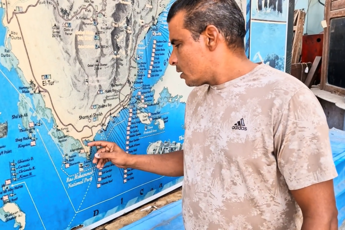 Гид проводит небольшой инструктаж и показывает на карте, куда мы сейчас направляемся и что увидим. Заповедник Рас Мухаммед находится на самом кончике, в самой крайней точке Синайского полуострова. При желании можно искупаться как в Суэцком заливе, который омывает полуостров с одной стороны, так и в Акабском заливе по другую сторону полуострова.