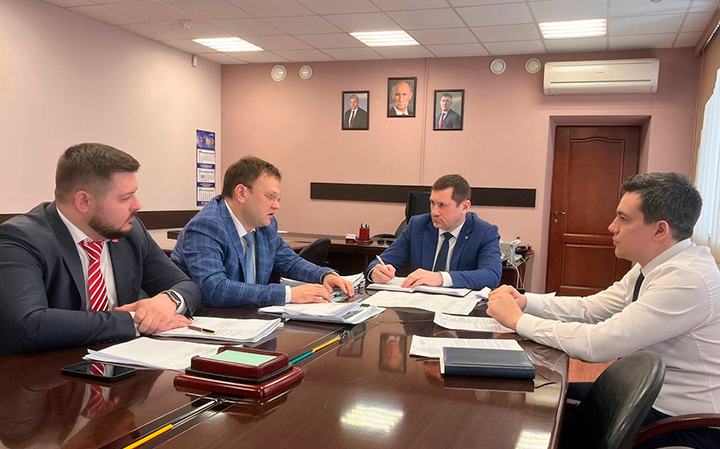    Даже в соревновании за звание самого неудачливого чиновника Дробинин (во главе стола) не выиграл бы, потому что слишком неудачлив.// Фото: ТГ-канал Дмитрия Дробинина