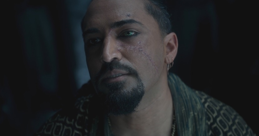 Четвертый вопрос: "Зачем Вильгефорц себе синий глаз сделал?" Для эффекта три-Д при просмотре телика?