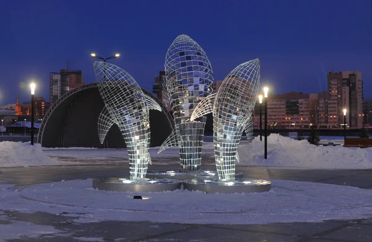     Скульптурная композиция "Три кита" на пешеходной набережной реки Миасс в Челябинске. © РИА Новости. Александр Кондратюк