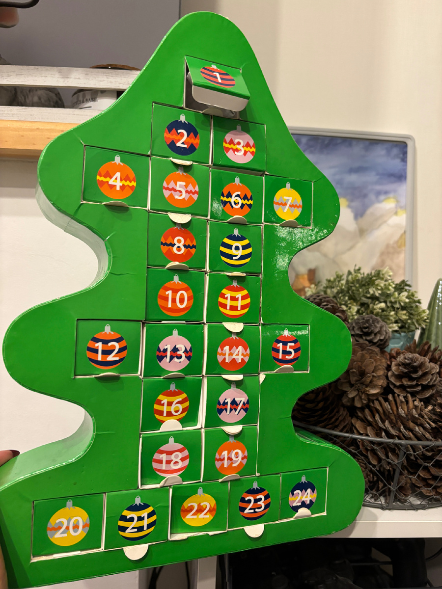 Фото автора. Эта ёлка с нами уже много лет 