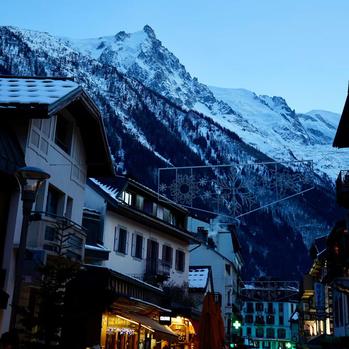 Шамони подходит и для вечеринок, и для «альпийского восстановления»: прогулка, ужин, горячее вино и разговоры о завтрашних трассах. Фото: Meizhi Lang / Unsplash