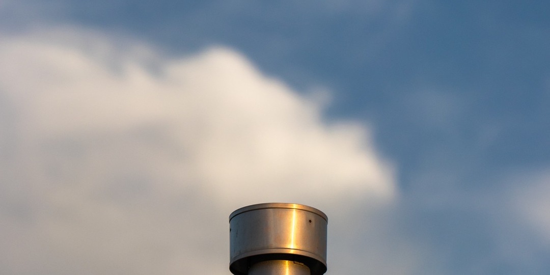 Вызываем трубочиста! Все о чистке дымохода камина