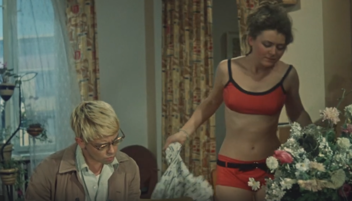 - Как здесь душно! Кадр из комедии режиссера Леонида Гайдая "Операция «Ы» и другие приключения Шурика"