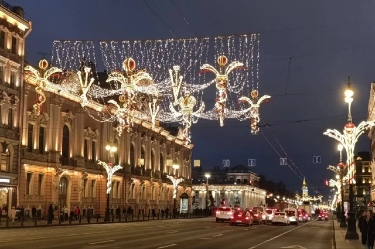    В Петербурге на Невском проспекте зажглась праздничная подсветка
